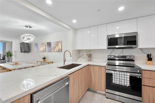 Building Photo - 1717 N Bayshore Dr