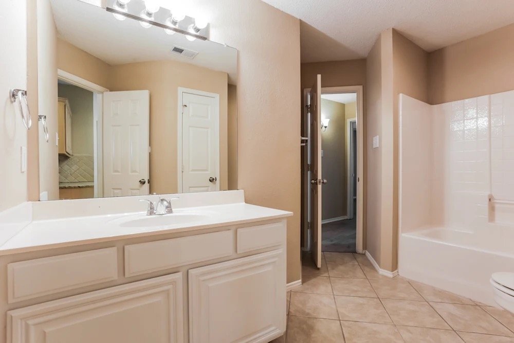 Building Photo - 2600 Treeview Dr