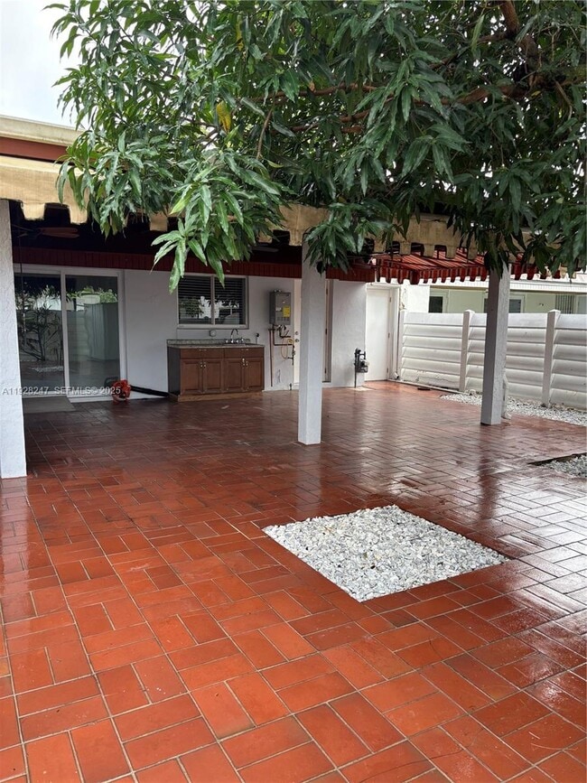 Building Photo - 7417 Twin Sabal Dr