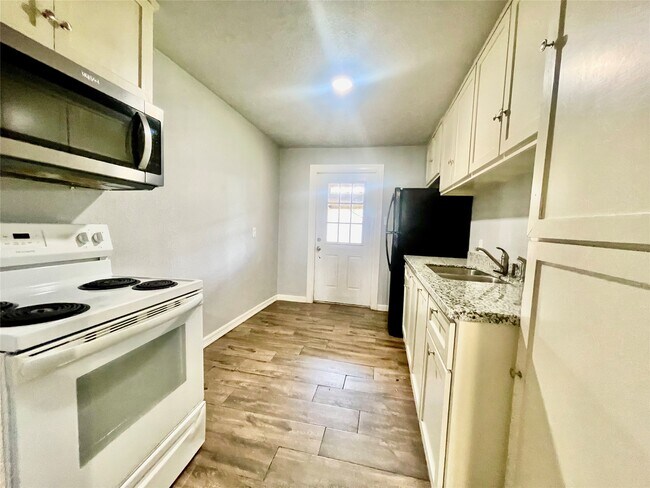 Building Photo - 6803 Bloom Dr