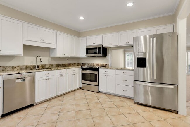 Building Photo - 2 Bed 2 Bath - Bethesda Condo - Large Outd...