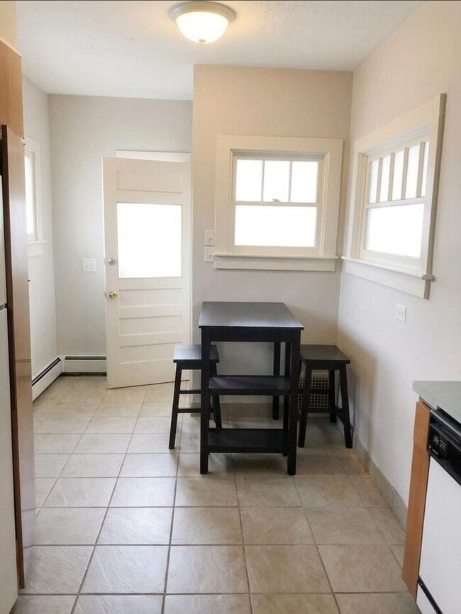 Building Photo - 5 Bed, 2 Bath Home NEAR CSU!