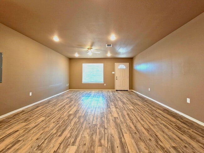 Building Photo - Cozy 3 Bedroom Home Near Downtown