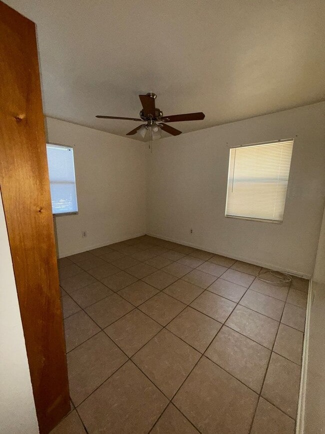Building Photo - 4 bed/ 2.5 bath home, Walk to the stadium!...