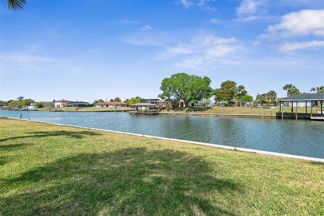 Building Photo - 60 Club House Dr