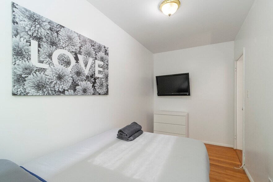 Building Photo - 224 E 95th St