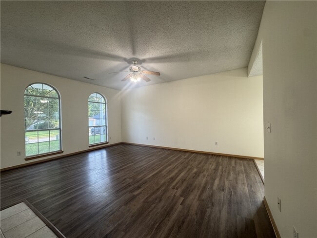 Building Photo - 1502 Cresent Dr