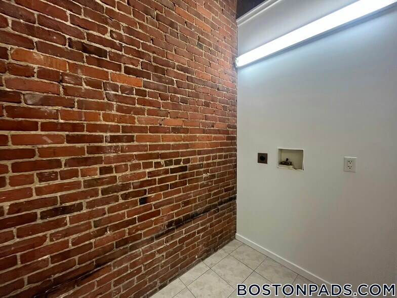 Building Photo - 254 Friend St