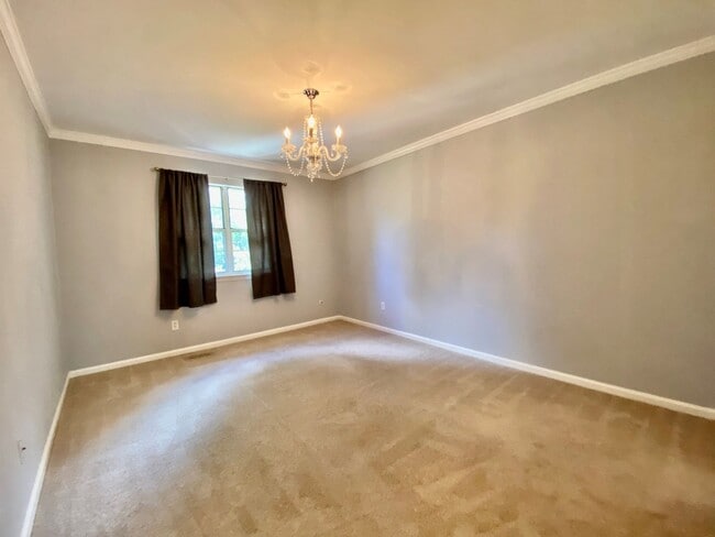 Building Photo - Amazing 3 Bedroom Townhome with Fenced Bac...
