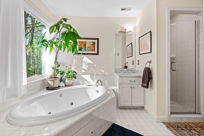 Building Photo - Charming Home on Large Lot in Chapel Hill!