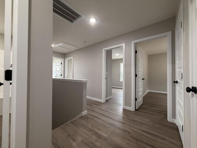 Building Photo - 939 Holstein Ln