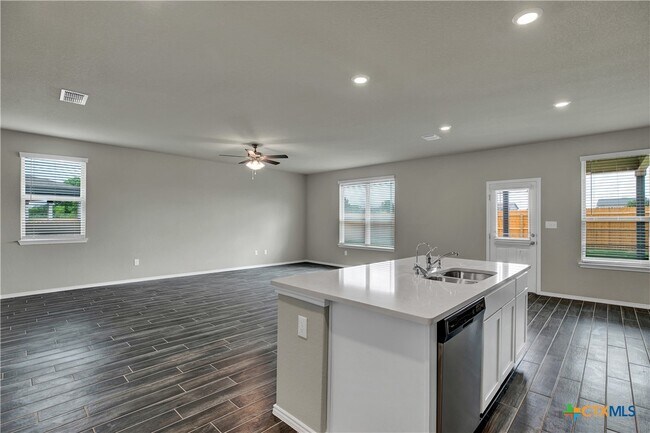 Building Photo - 267 Kinsley Wy