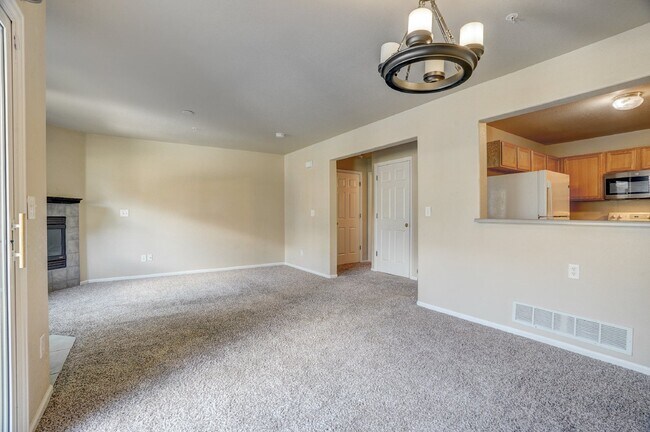 Building Photo - $1,795 - 2 bed/2.5 bath Townhome with new ...