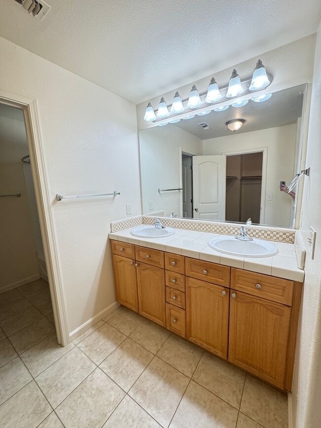 Building Photo - 3 bed 2.5 ba townhouse - Yuba City