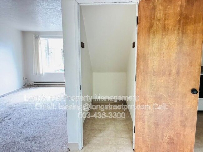 Building Photo - 933 NW Sequoia Ave