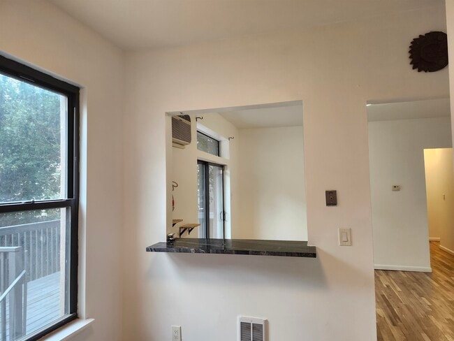 Building Photo - 208 Willow Ave