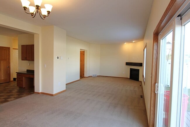 Building Photo - 3 Bedroom Townhome