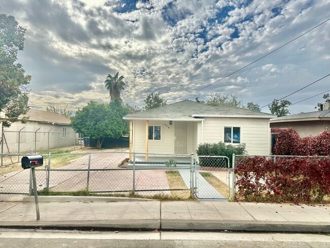 Building Photo - Newly Updated 2/1 in Madera