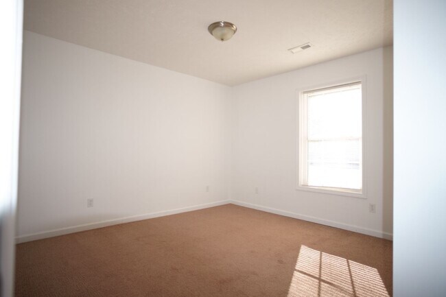 Building Photo - 3 Bed/2 Bath. Master on Main. Close to shopping, US 460, and I-81