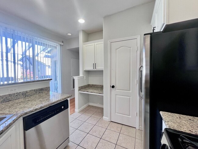 Building Photo - $2,295 Herndon & Armstrong, 2 Bedroom Cond...