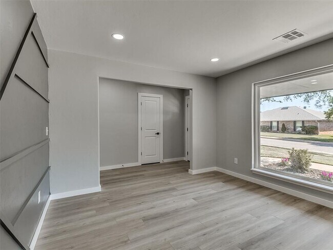 Building Photo - Look at this beautiful home!! 4 bed, 3 full baths!