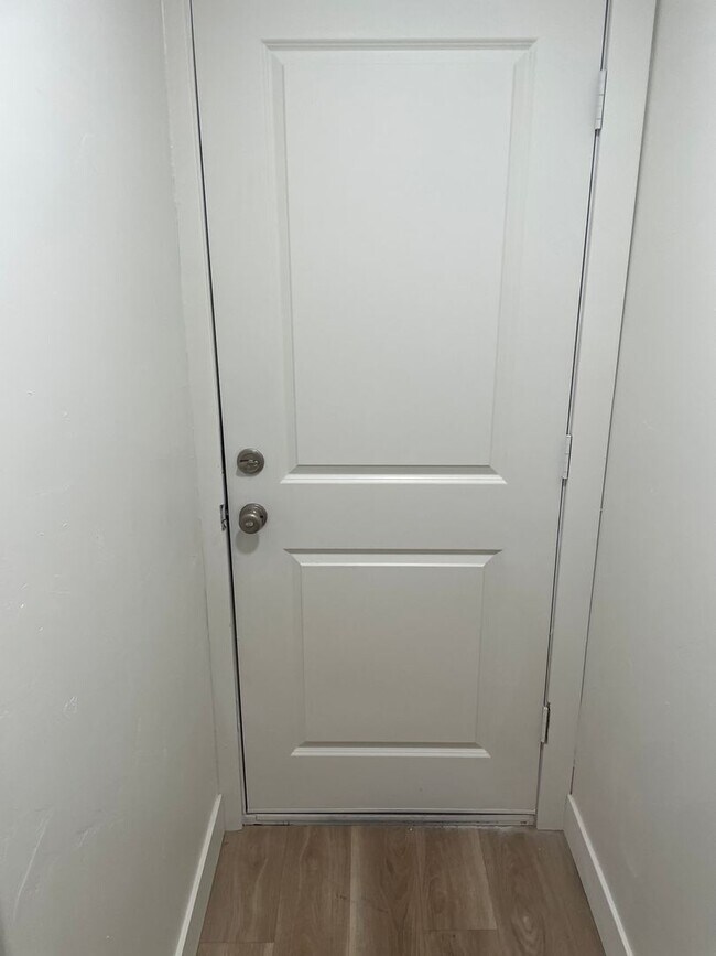 Building Photo - 3 bedroom, 1 bath unit. Newly Remodeled.