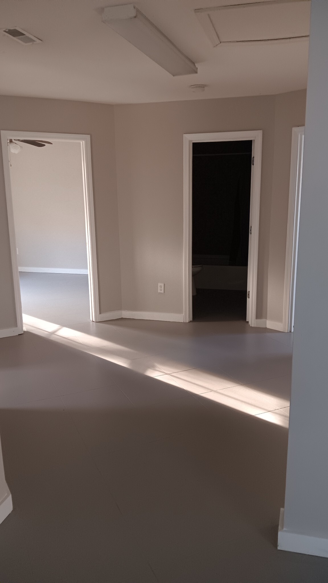 Building Photo - 120 Sharon Oakley Dr