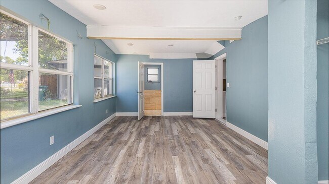 Building Photo - 563 6th St