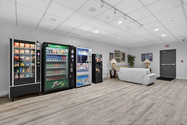 Building Photo - 405 N Ocean Blvd
