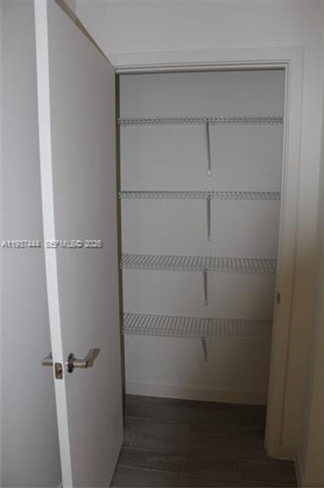 Building Photo - 999 SW 1st Ave