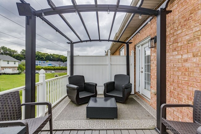 Building Photo - 2 BEDROOM 2 BATH TOWNHOME CLOSE TO DOWNTOWN