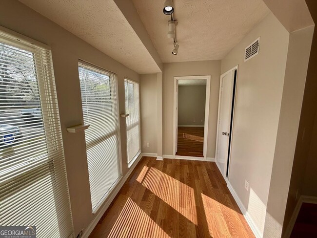 Building Photo - 4267 Parkview Ct