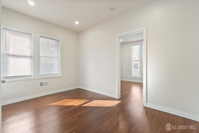 Building Photo - 826 George St