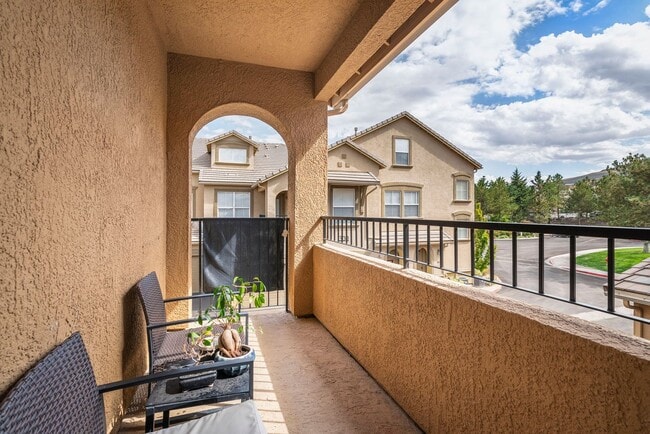 Building Photo - One bedroom condo with bonus space/loft, community pool and gym. Pets welcome!