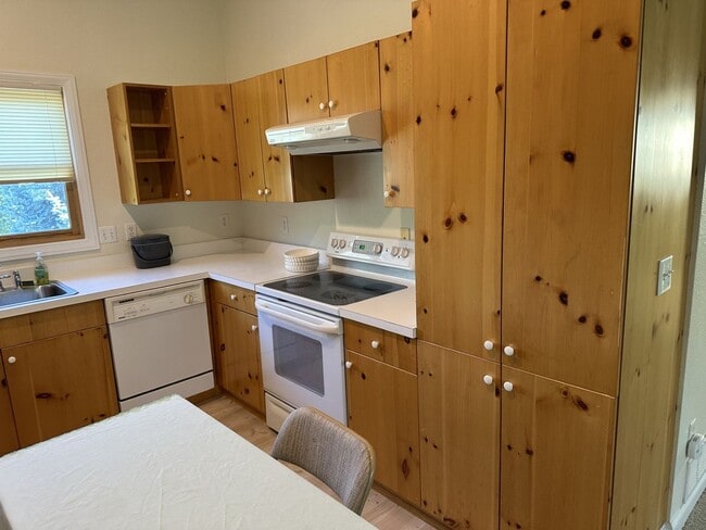 Building Photo - Carriage House