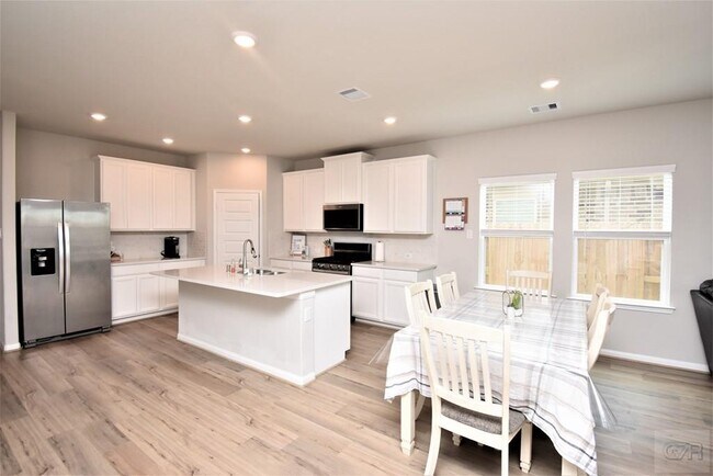 Building Photo - 10012 Deussen Ln