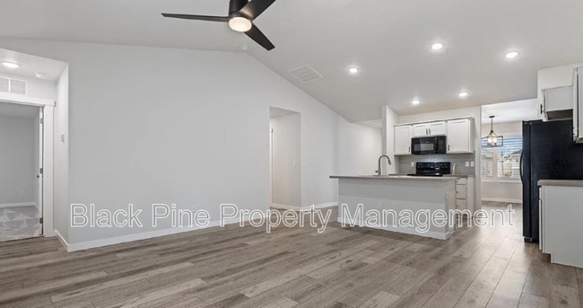 Building Photo - 3949 N Amberwood Ave