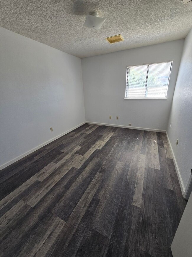 Building Photo - 932 Kinnett Ave