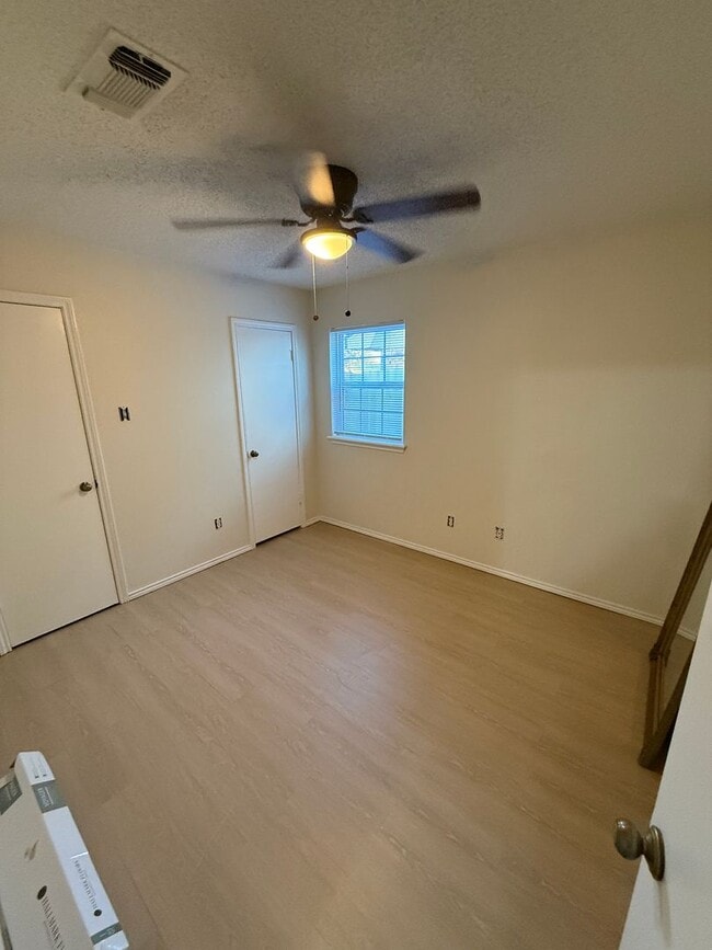 Building Photo - AVAILABLE NOW!! 3/2/2 near west end and LCU