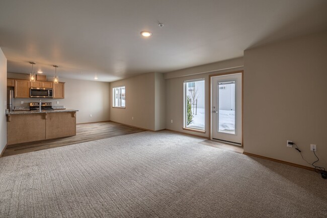 Building Photo - Large 2 Bedroom 2 Bath Apartment with Many...