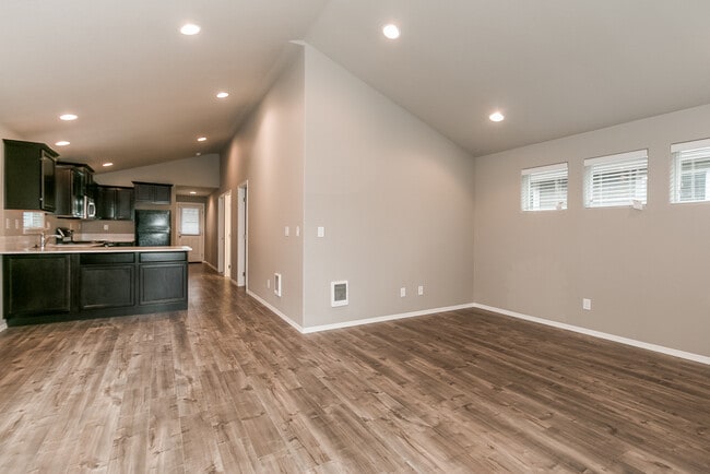 Building Photo - Beautiful 2 bedroom/1 bath home in Cottage Grove