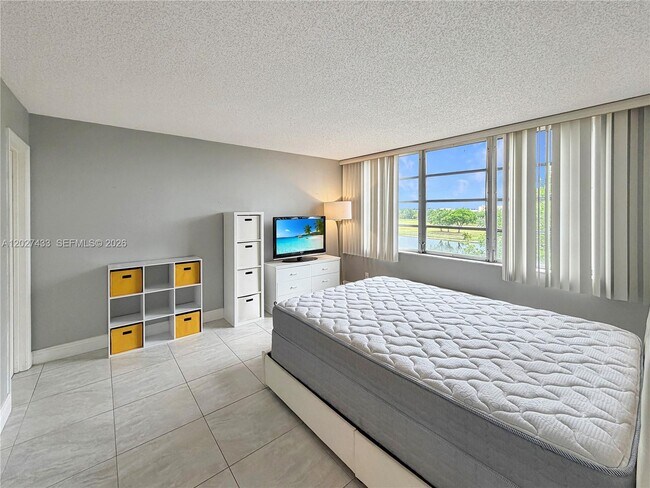 Building Photo - 3300 W Rolling Hills Cir