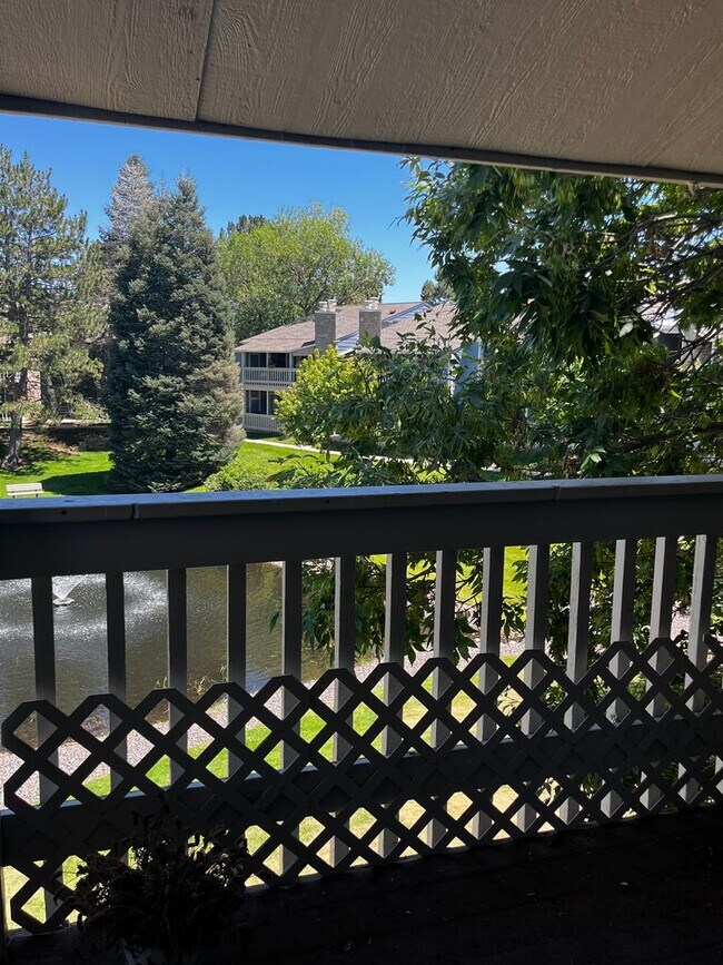 Building Photo - Well Maintained 2 bed 2 bath condo in Woodside Village!