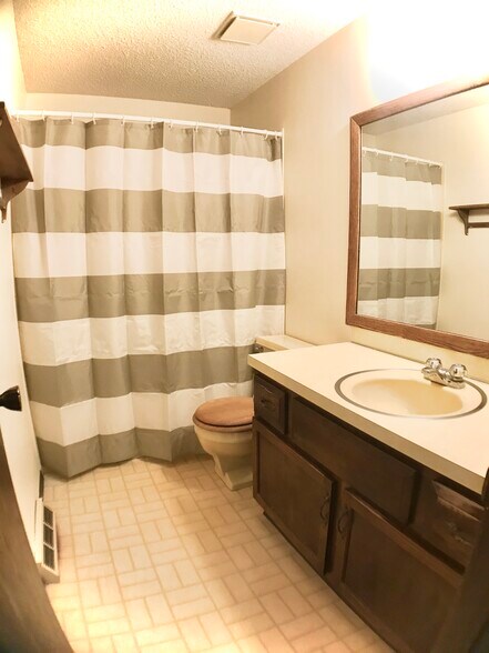 Building Photo - 1143 Ulmus Dr