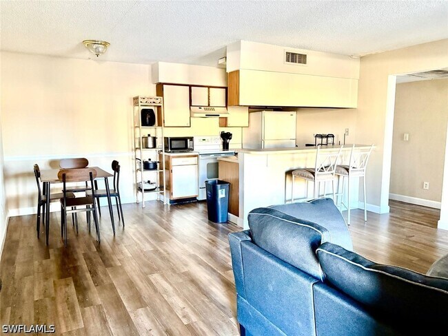 Building Photo - 5315 Summerlin Rd