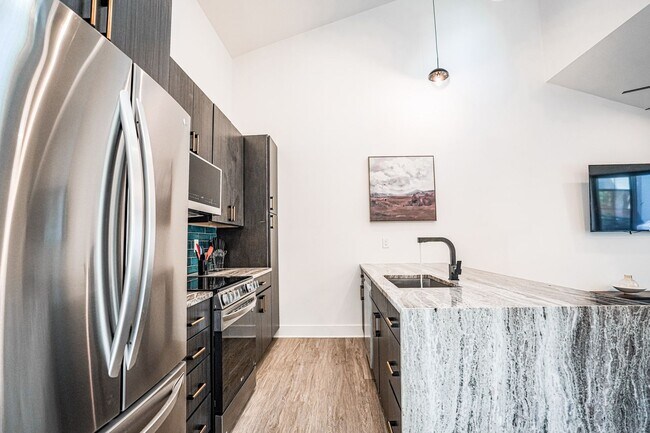 Building Photo - Modern Elegance w/ Garage Parking in Germa...