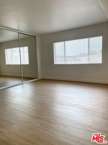 Building Photo - 435 N Oakhurst Dr