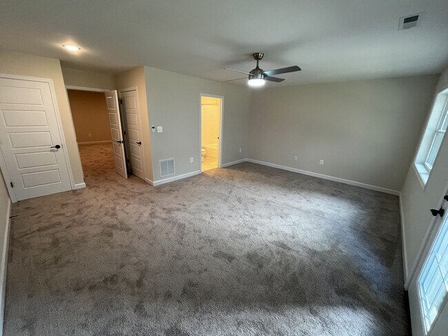 Building Photo - Luxury Townhome in Congers Creek