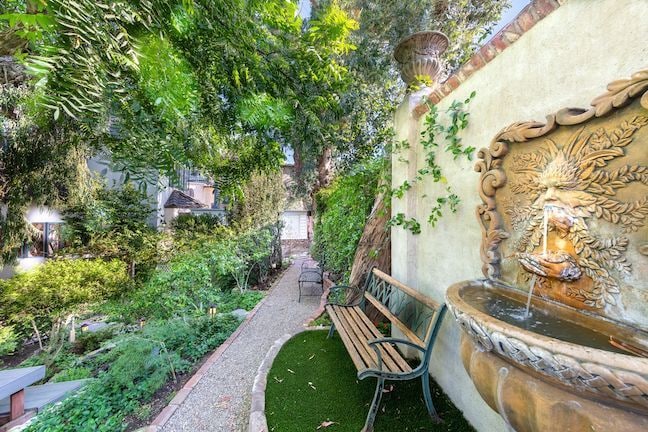 Building Photo - 2057 N Las Palmas Ave