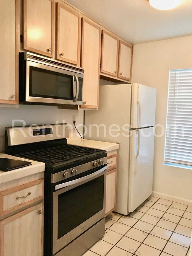 Building Photo - Mira Mesa, 10628 Dabney Dr #163, All Appli...